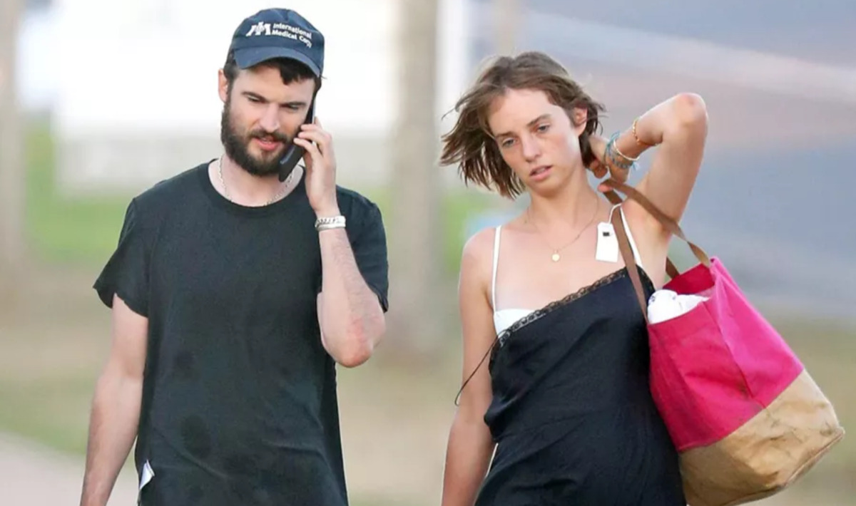  Tom Sturridge and Maya Hawke